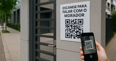 : Entrada de condomínio com placa de QR Code visível e visitante usando smartphone para escanear